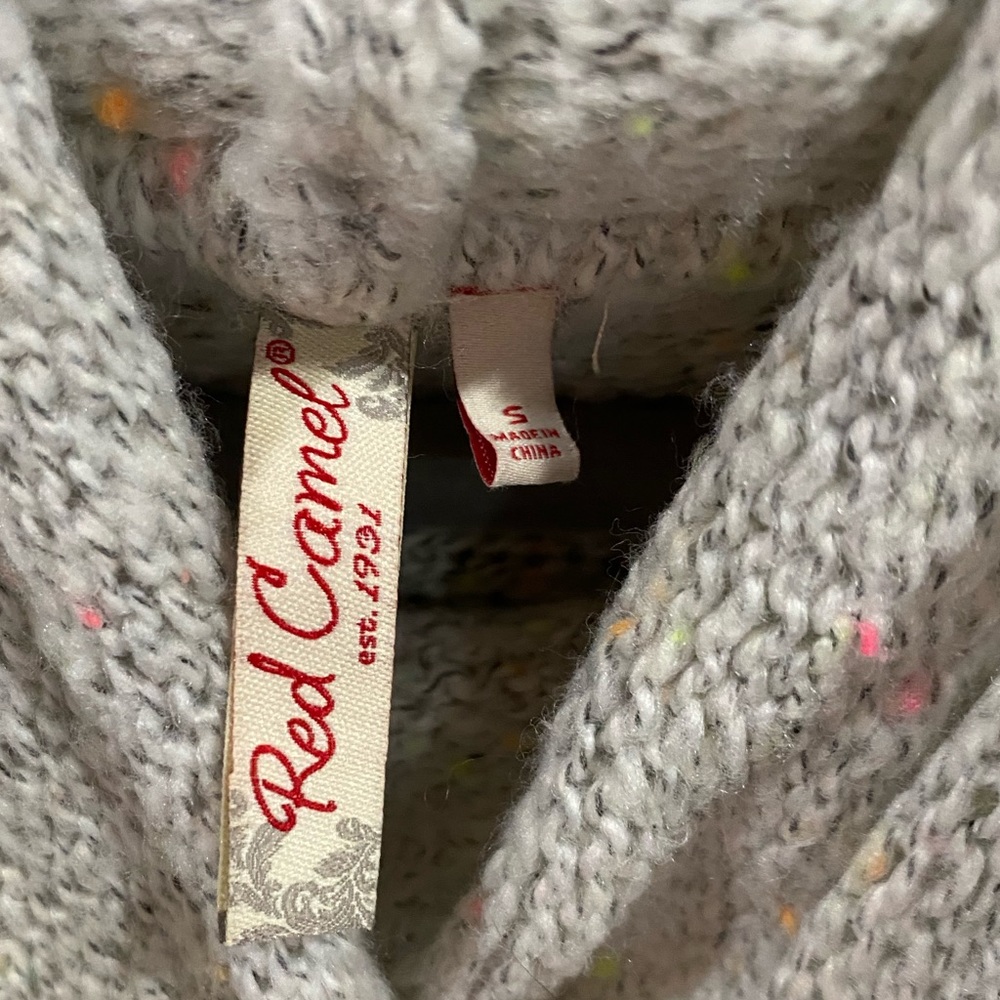 Red‎ Camel Sweater - Picture 5 of 5